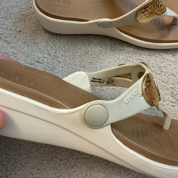 Crocs Women's White and Gold Sandals- Size 7- Like New - Picture 2 of 8